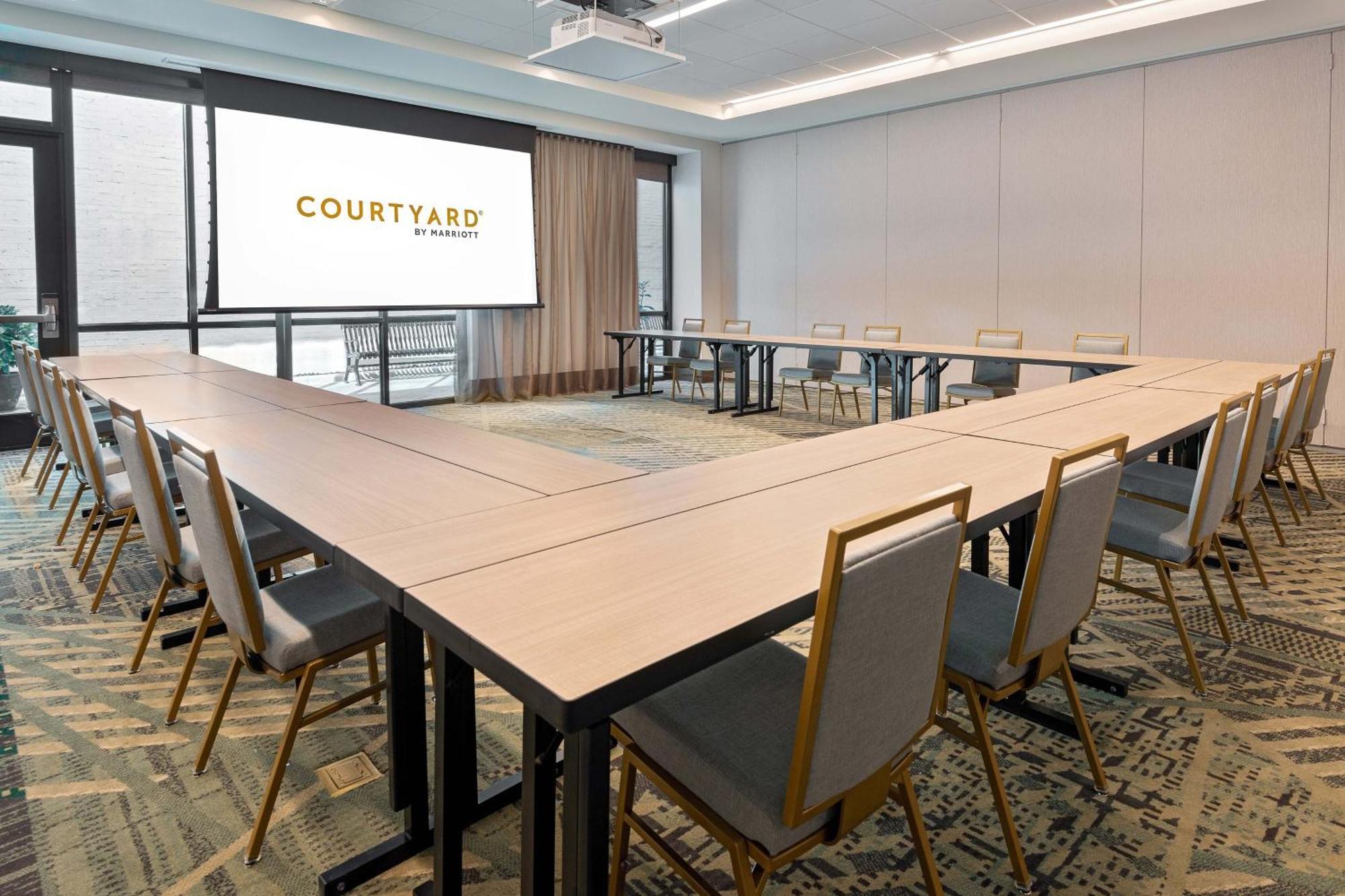 Готель Courtyard By Marriott Atlanta Midtown Екстер'єр фото