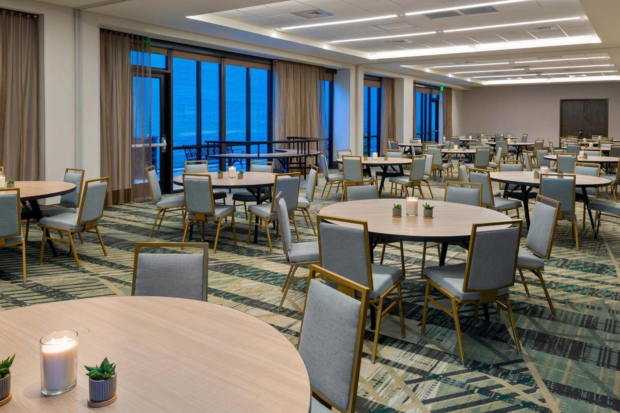 Готель Courtyard By Marriott Atlanta Midtown Екстер'єр фото