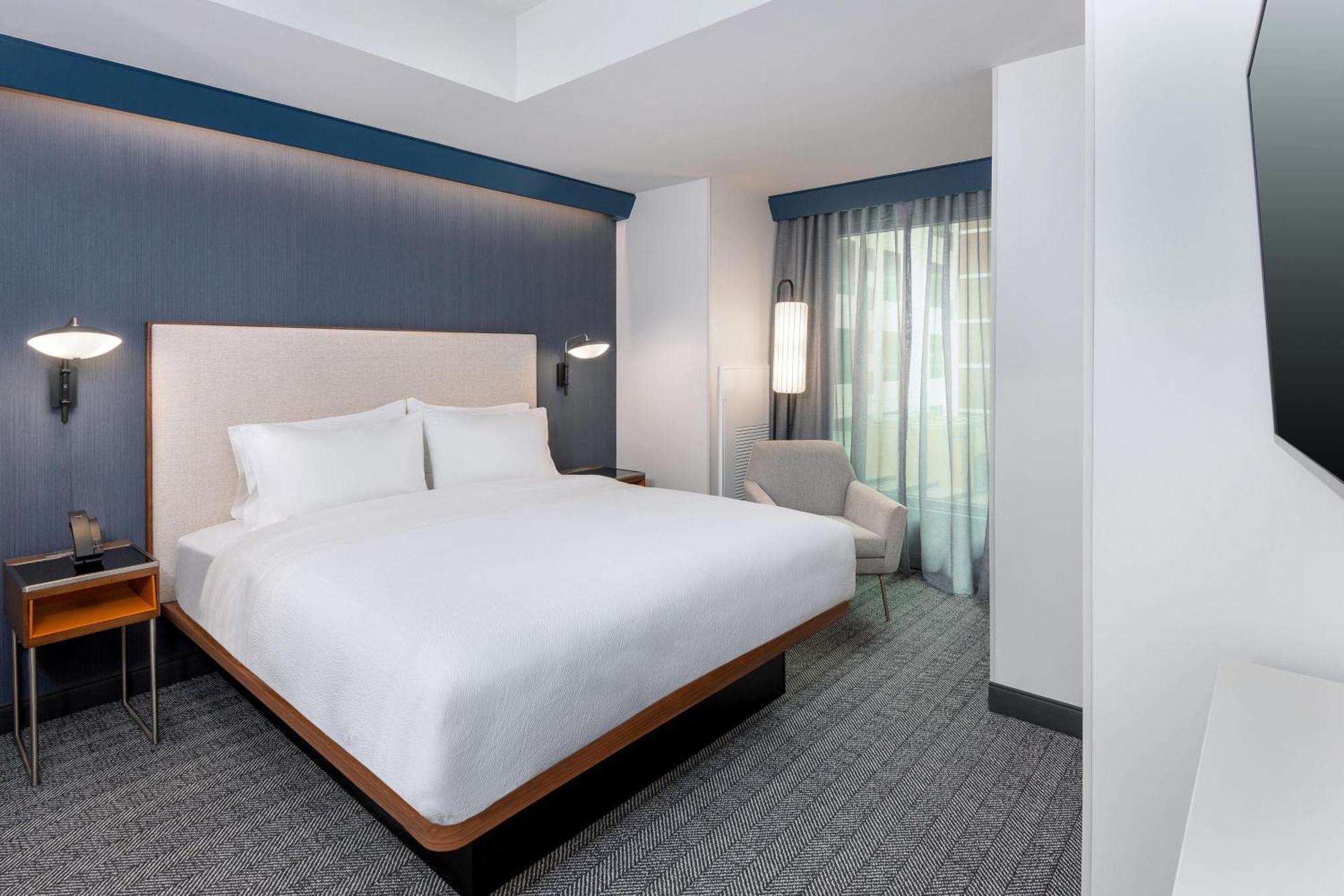 Готель Courtyard By Marriott Atlanta Midtown Екстер'єр фото