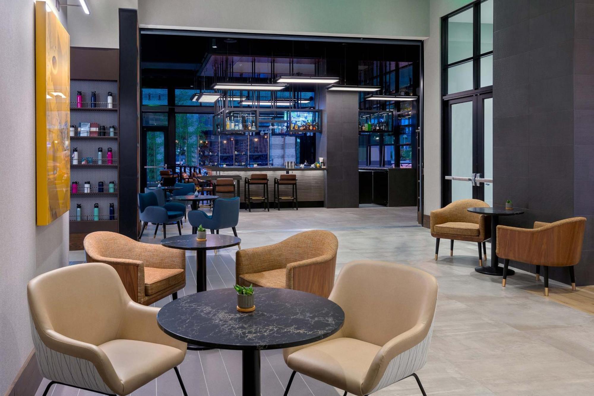 Готель Courtyard By Marriott Atlanta Midtown Екстер'єр фото