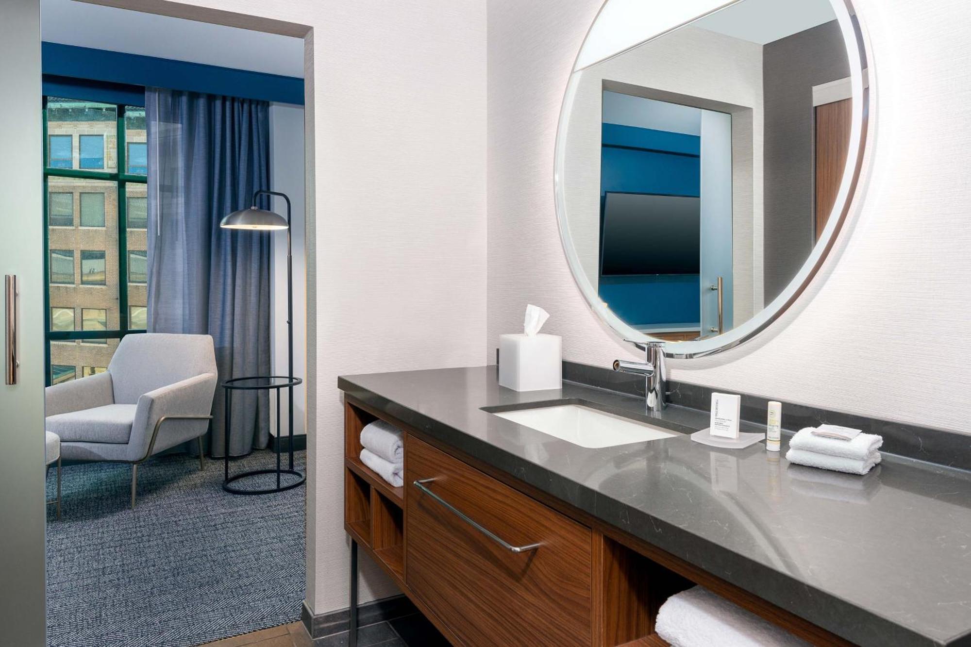 Готель Courtyard By Marriott Atlanta Midtown Екстер'єр фото