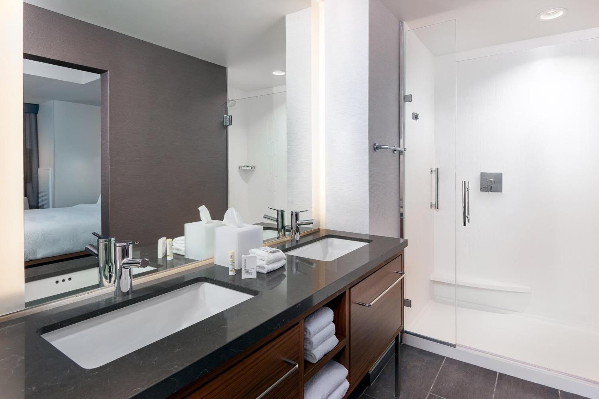 Готель Courtyard By Marriott Atlanta Midtown Екстер'єр фото