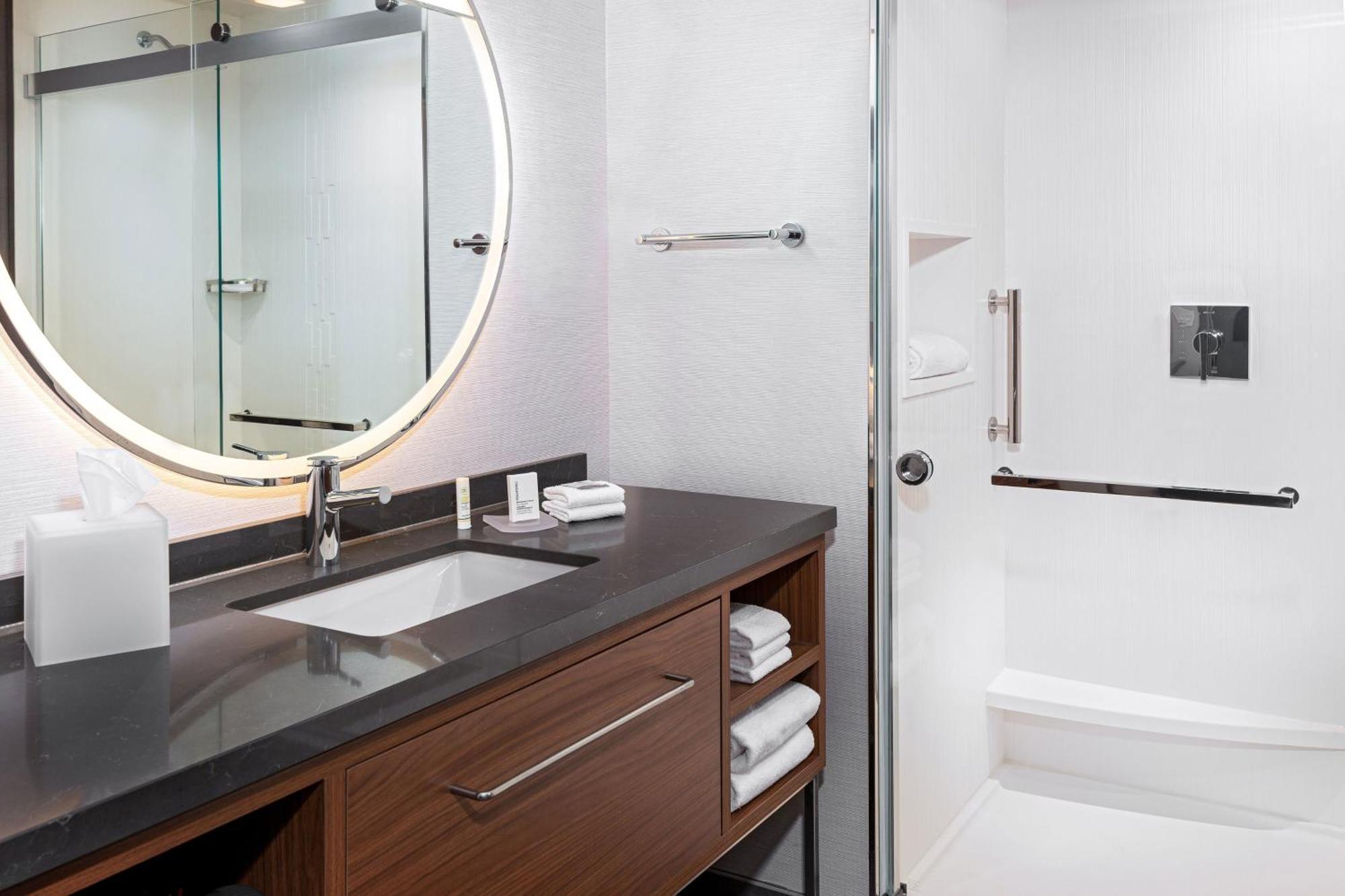 Готель Courtyard By Marriott Atlanta Midtown Екстер'єр фото