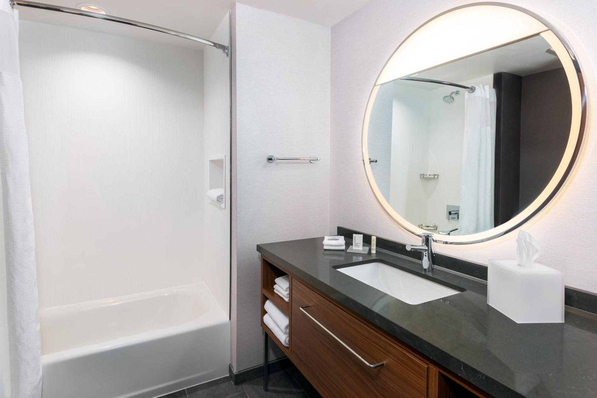 Готель Courtyard By Marriott Atlanta Midtown Екстер'єр фото