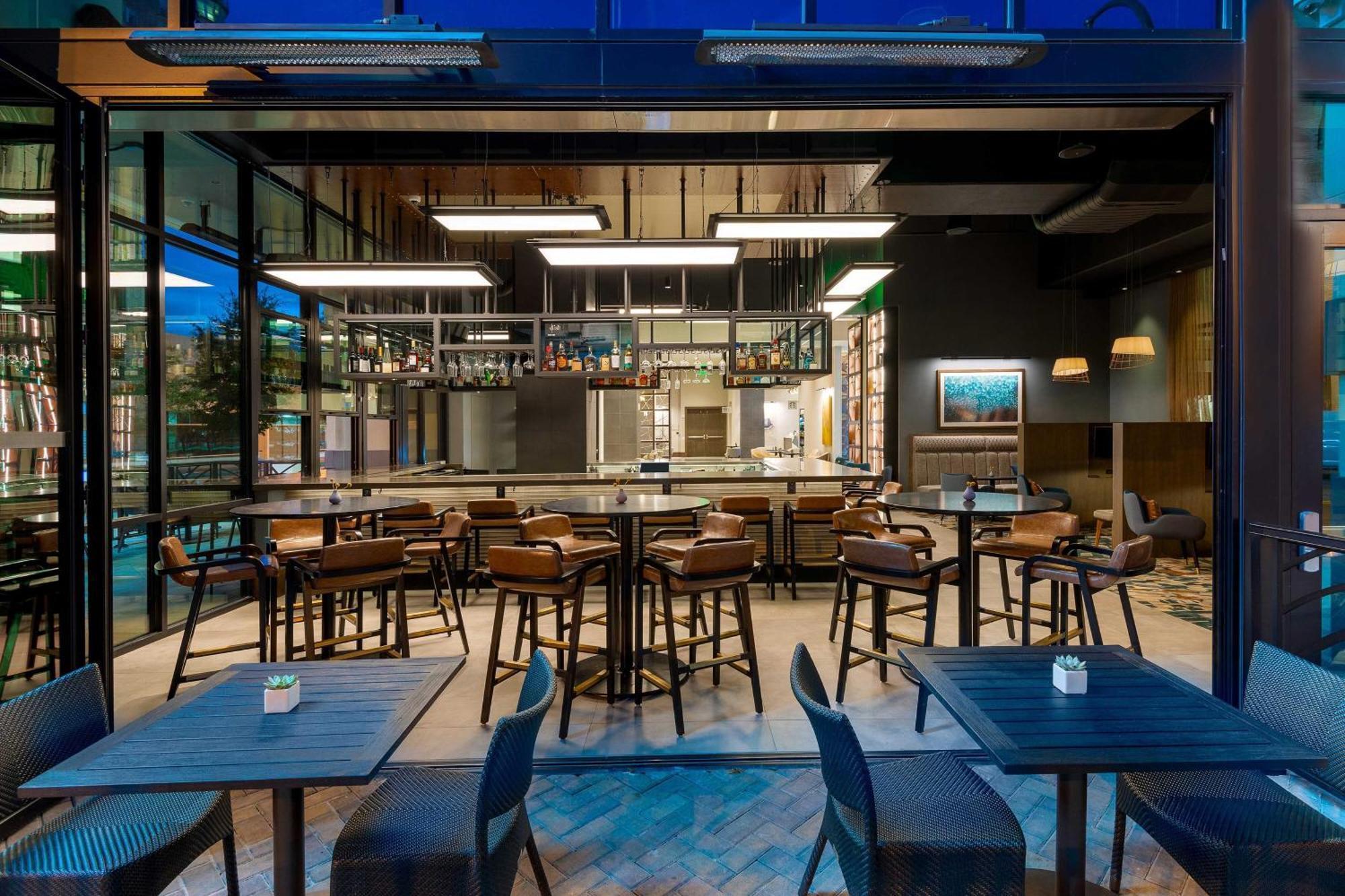 Готель Courtyard By Marriott Atlanta Midtown Екстер'єр фото