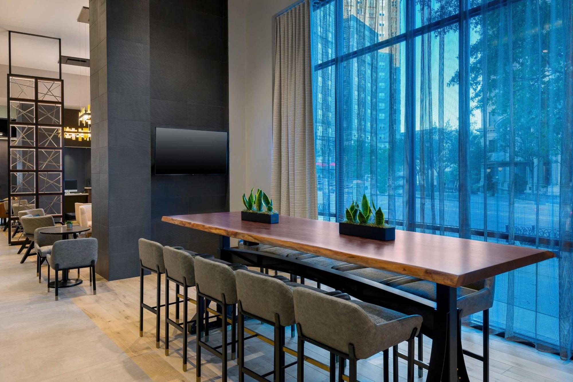 Готель Courtyard By Marriott Atlanta Midtown Екстер'єр фото